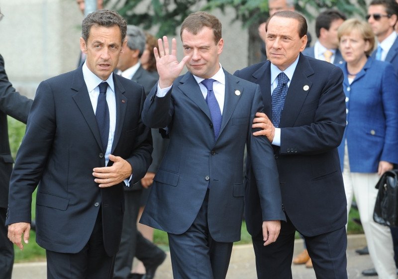 Medvedev, BEAT la summitul G8?! Berlusconi si Sarkozy nu-l lasa la greu!