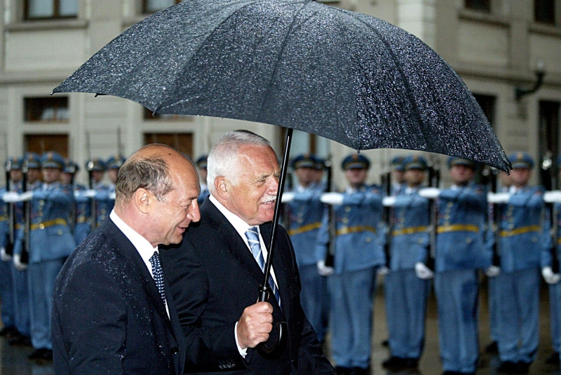 Basescu la Praga - glume la nivel inalt si discutii despre fotbal