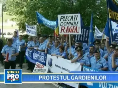 Zeci de mii de detinuti ar putea ramane nepaziti! Gardienii, in greva