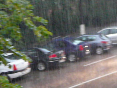 La Oradea, vantul a lovit cu putere si a daramat peretele unui bloc