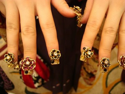 Se poarta unghiile roz diafan, verzi-fistic, corai sau cu foita din aur