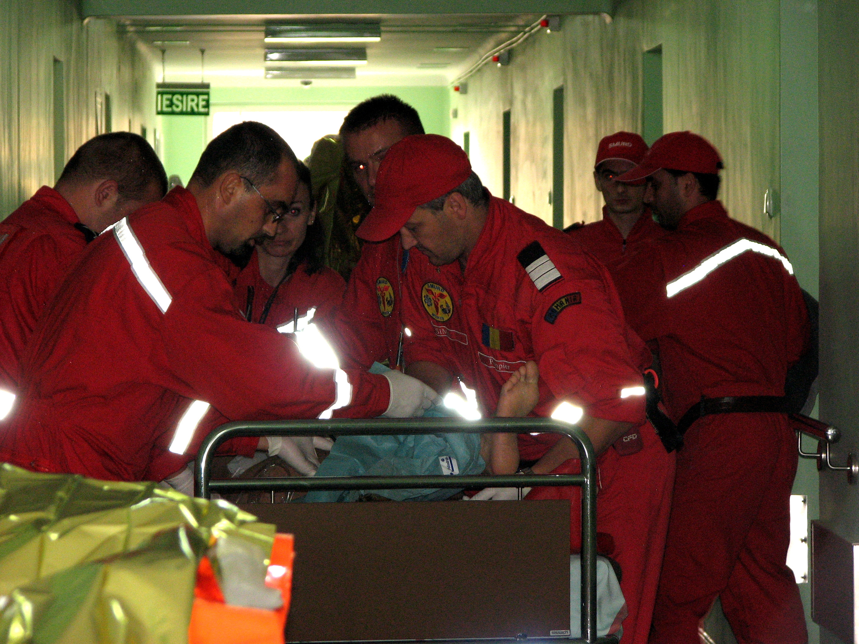 In pericol de moarte, dupa ce s-a electrocutat incercand sa fure cupru