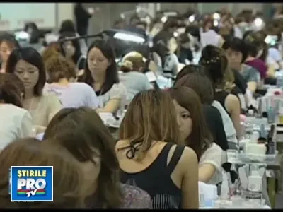 Se poarta unghiile de dimensiuni XXL, colorate excentric