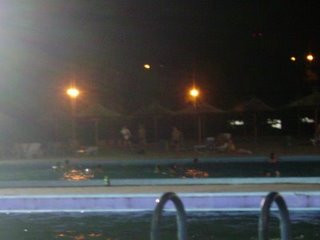 Ce se mai poarta pe la piscinele din Bucuresti? Mult sclipici si culoare