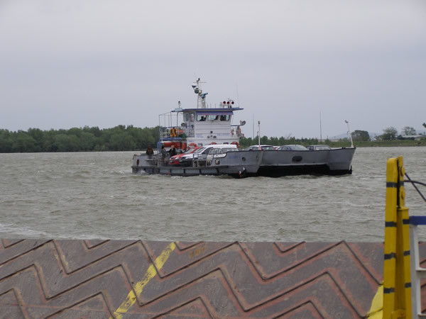 Clipe de groaza pe Dunare! Calatorii unui bac au plutit in deriva trei ore