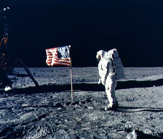 Armstrong, primul care a pasit pe Luna. Aldrin, primul care a urinat