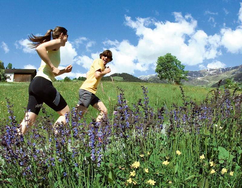 Pentru 1 mai, muntele este destinatia ideala. Turistii se pot bronza pe schiuri