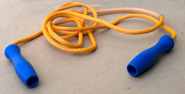 Un copil de 12 ani s-a sugrumat cu o coarda, in timp ce era la joaca!