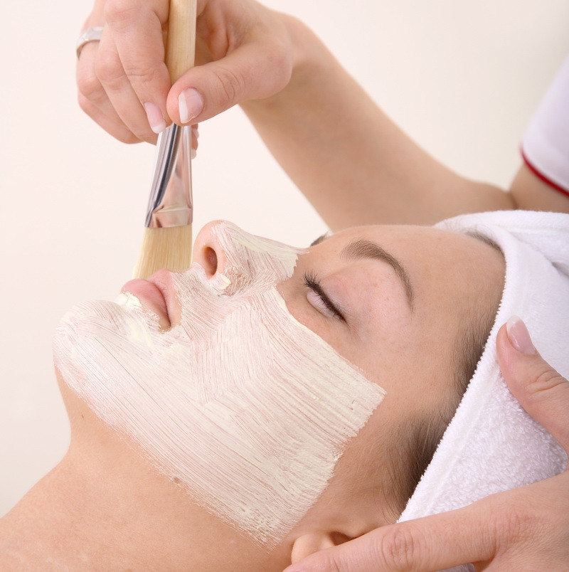 Peelingul facial: o alternativa a bisturiului