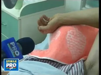 Vai de fundul lui! A vrut sa scape de constipatie cu...ciocanul!