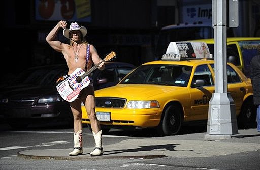 Au sfidat gerul in chiloti si palarie