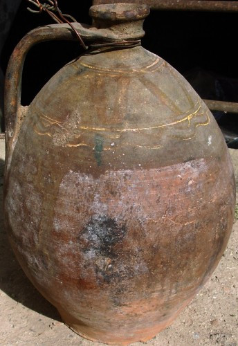 Dadea cu tarnacopul in curte cand a descoperit un vas vechi de 3.000 de ani