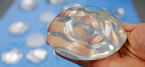 Pierdut costum de gorila, implanturi mamare si... cosciug!