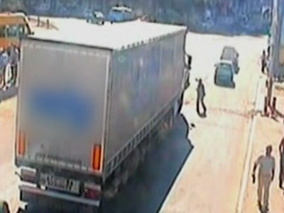 Verde pentru moarte. Zdrobit de TIR in timp ce trecea strada pe rosu!