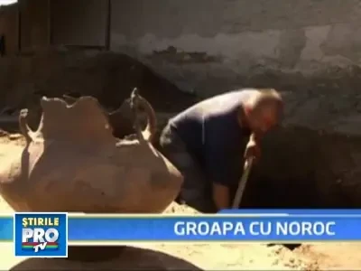 Dadea cu tarnacopul in curte cand a descoperit un vas vechi de 3.000 de ani
