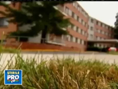 A pozat copiii de care avea grija in pozitii pornografice!