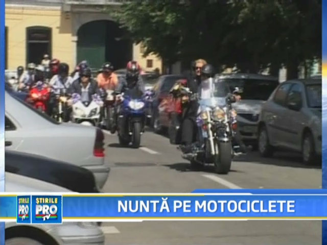 Nunta iesita din tipare! Si-a dus mireasa pe motor la Starea Civila!