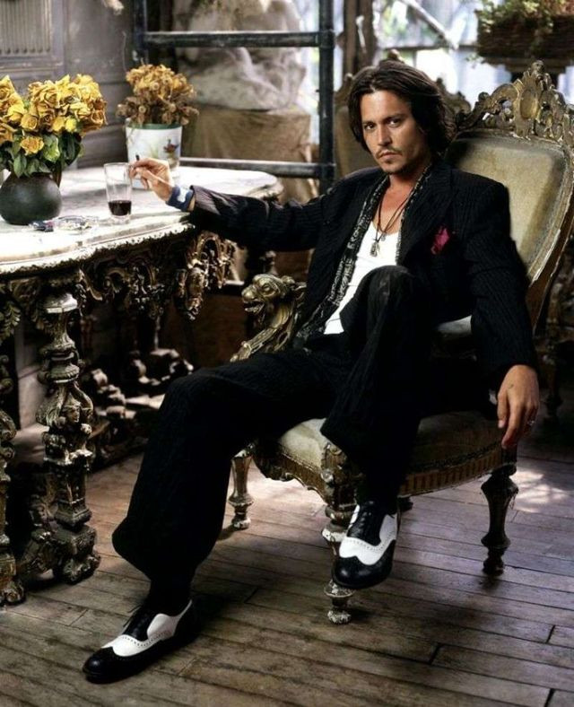 Johnny Depp, aclamat de mii de fani pe covorul rosu, la Tokio!