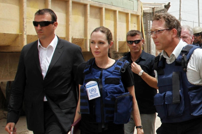 Aparitie inedita. Angelina Jolie, cu tunica lunga si capul acoperit