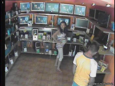 Cu laptopul in dinti! Uite cum fura romanul din magazin