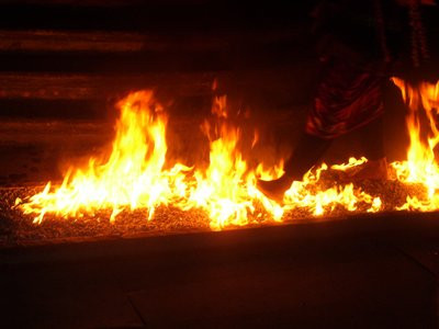 Cazuti "eroic" la "Iashington", la proba mersului pe carbune incins