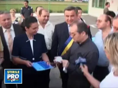 Cadou mai putin obisnuit pentru Emil Boc!