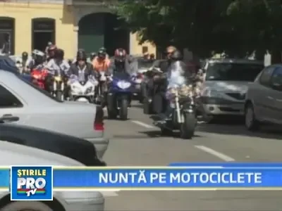 Nunta iesita din tipare! Si-a dus mireasa pe motor la Starea Civila!