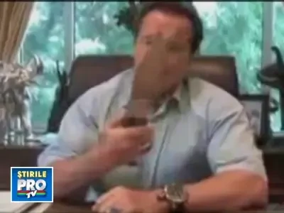 Arnold Schwarzenegger taie cu un urias cutit... deficitul bugetar!