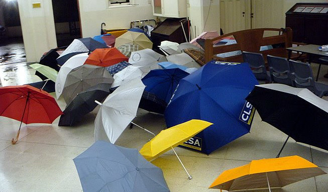 Moda "reciclabila". Face rochii si genti din umbrele stricate