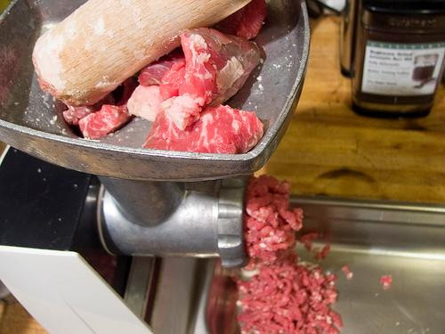 Carne tocata stricata, de vanzare la magazin! Camera ascunsa!