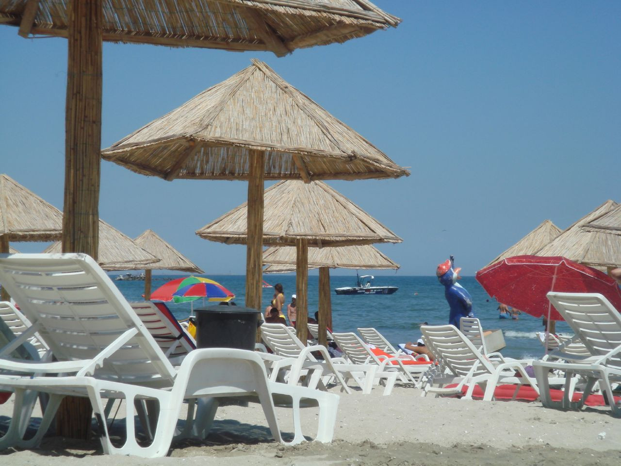 Costumul de baie din care nu ti se vede decat fata, arma impotriva UV