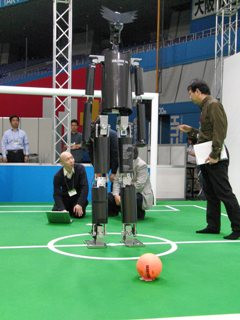 Creatia unui japonez: un robot gigant care mai joaca si fotbal!