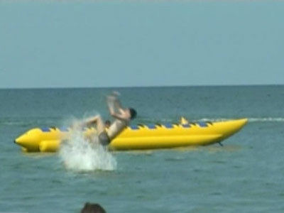 A sarit in cap de pe o "banana". Nu a scapat insa cu viata