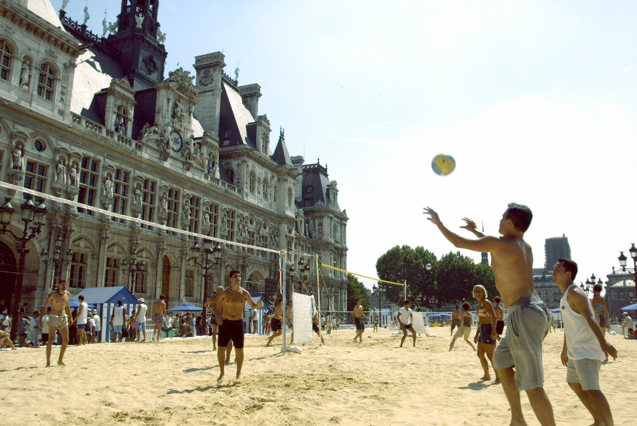 Volei pe nisip chiar in mijlocul Bucurestiului!