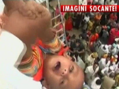 Bigotism si inconstienta! Copii aruncati de pe acoperisul unui templu!