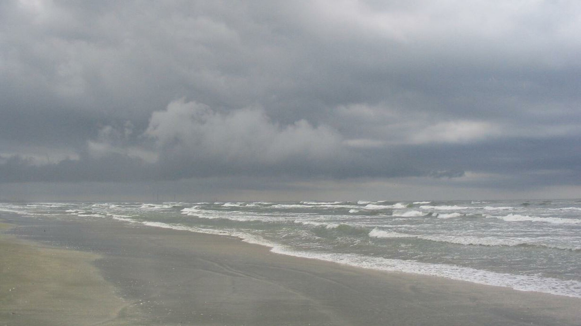 O vijelie de 20 de minute a gonit turistii de pe plaja Mamaia!