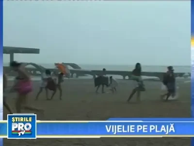O vijelie de 20 de minute a gonit turistii de pe plaja Mamaia!