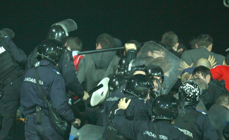 Incidente la Dinamo-Steaua. Fani "aprovizionati" cu torte ascunse in fulare