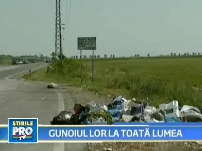 Isi arunca gunoiul prin parcarile de pe DN1, in loc sa plateasca gunoierii!