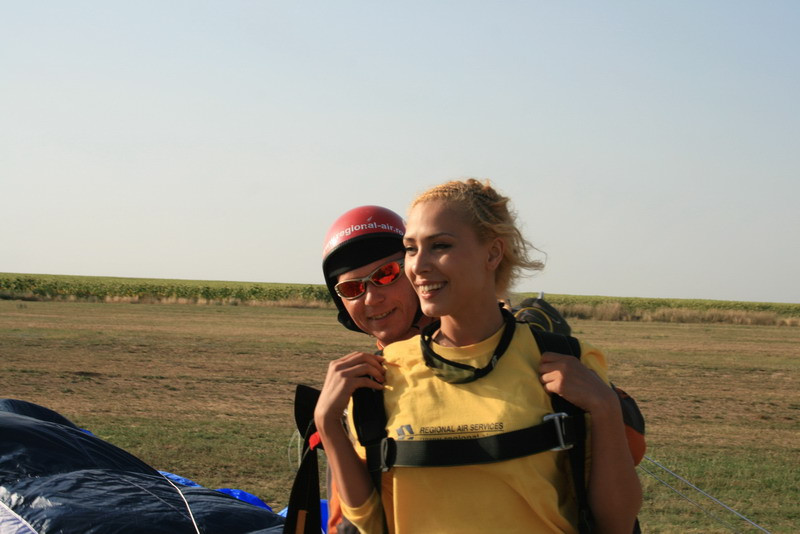 Iulia Vantur a sarit cu parasuta de ziua ei