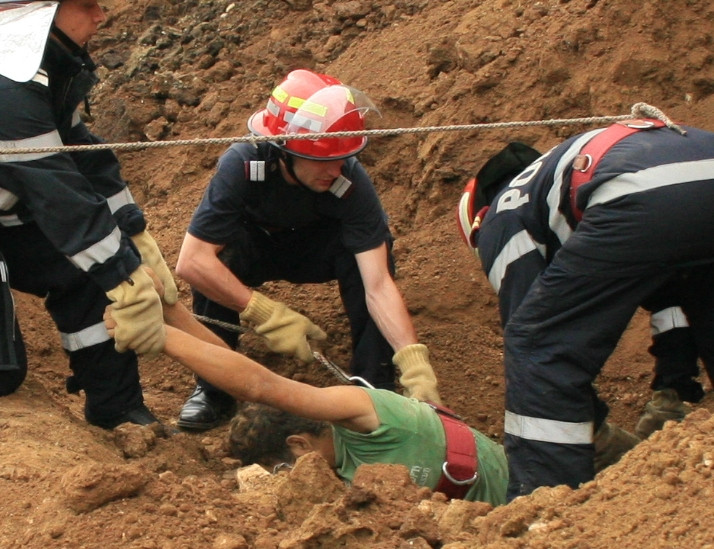Tragedie pe santier!Seful echipei de muncitori a murit salvandu-si 2 colegi