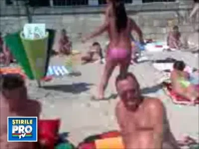 Topless si fara inhibitii - va prezentam dansul "pinguinului" de litoral!