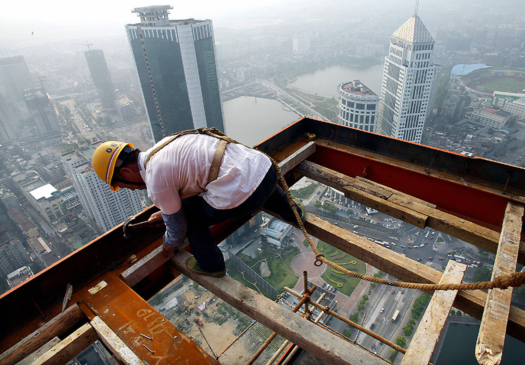 Sase oameni au murit in Hong Kong, dupa ce au cazut in gol 20 de etaje!