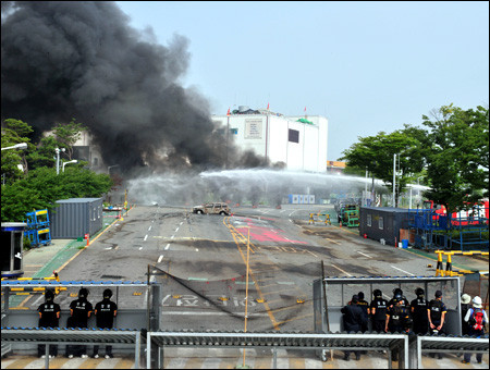 600 de angajati baricadati 2 luni intr-o fabrica, scosi cu forta de politie
