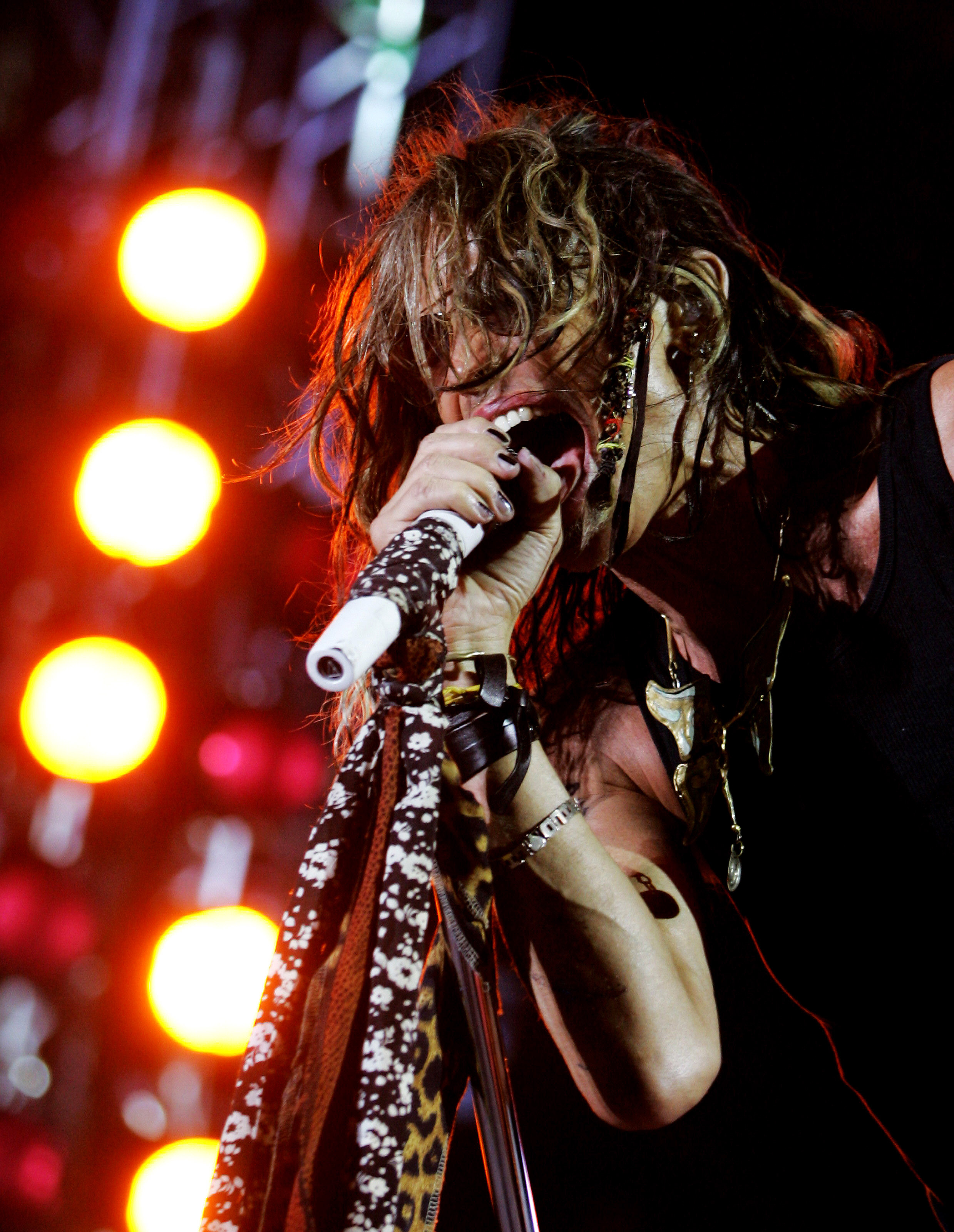 Solistul de la Aerosmith a cazut de pe scena! Vezi faza!