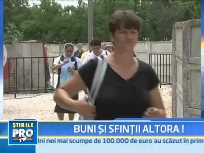 Credinta "fara limite"! Se inchina la moaste, desi habar nu au cine sunt!