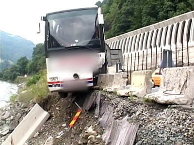 A adormit la volan si a izbit in plin un autocar