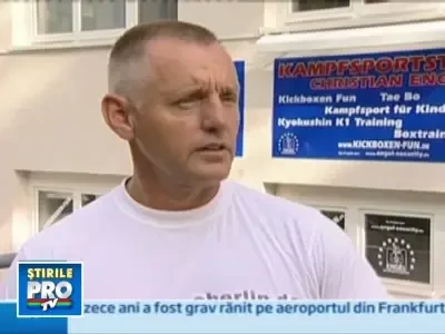 Sosia lui Michael Jackson, fotografiata in apropiere de Zidul Berlinului!