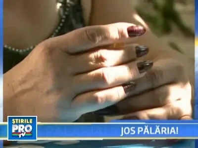 Jos palaria pentru femeia de serviciu la toaleta de la Universitate!