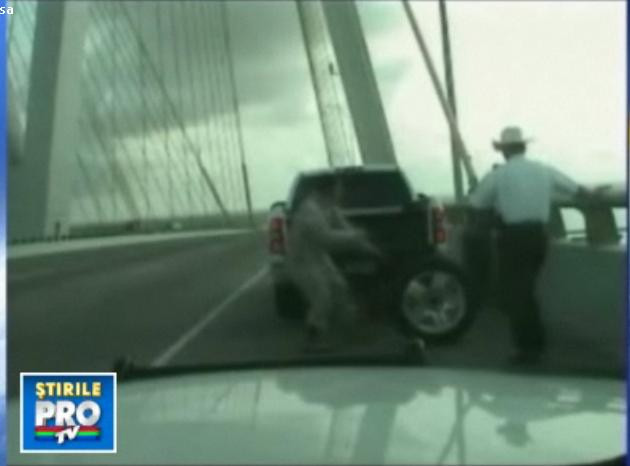 Schimba roata de la masina, cand o alta anvelopa s-a rostogolit catre el